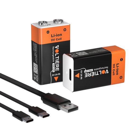 Twee Voltire oplaadbare 9V batterijen, oranje en zwart, met twee USB C-kabels op een witte achtergrond.