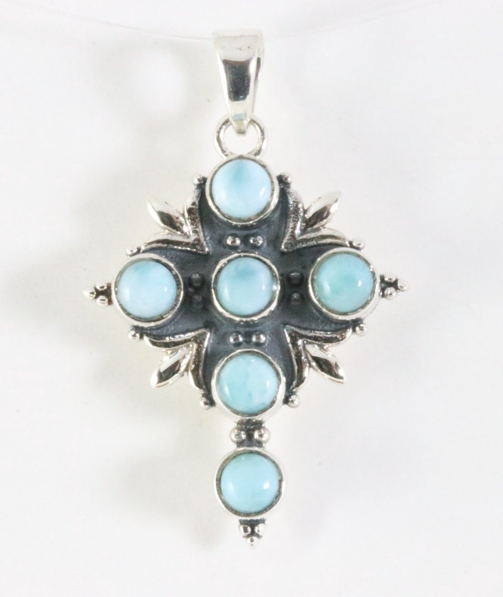 Bewerkte zilveren kruishanger met larimar