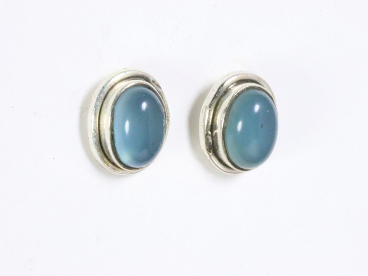 Fijne ovale zilveren oorstekers met blauwe chalcedoon