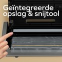 Des doigts utilisent l'outil de coupe intégré de la machine sous vide pour couper le film à la taille.