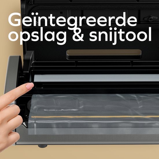 Des doigts utilisent l'outil de coupe intégré de la machine sous vide pour couper le film à la taille.