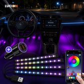 Auto interieur verlichting met paarse sfeerverlichting, USB-autolader en app-bediening.