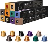 Een assortiment Nespresso koffiecups en verpakkingen in verschillende kleuren. De cups zijn goud, bruin, zwart, paars, koper, groen en blauw.
