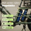 Dubbele 48V 12Ah accu van een groene Fafrees e-bike, met tekst over bereik en opladen.