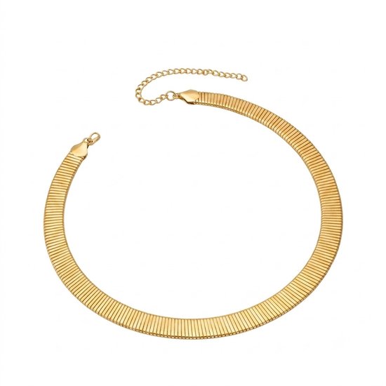 Goudkleurige brede platte schakelketting met verstelbare sluiting op witte achtergrond.