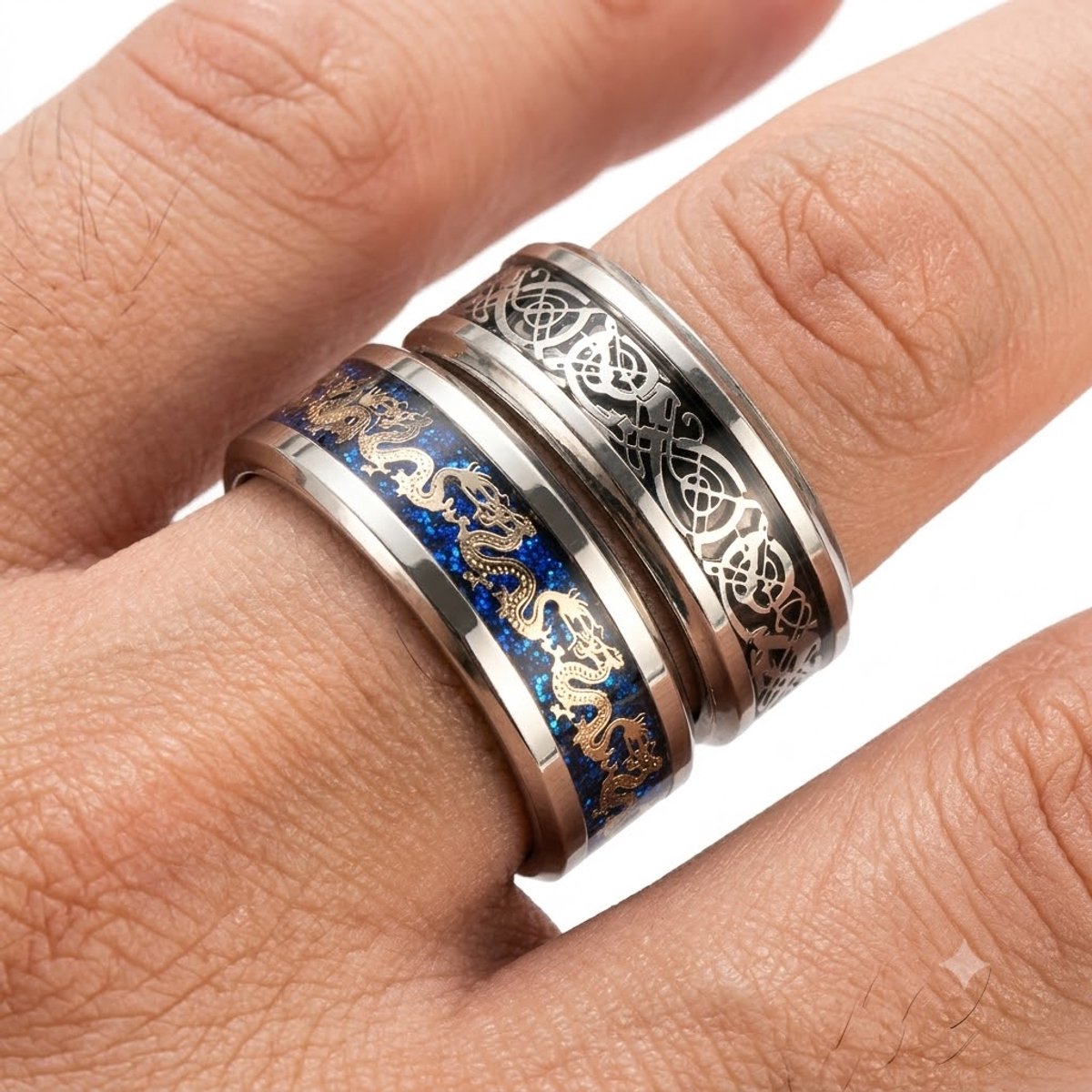 Zilverkleurige ringenset heren draken ring set maat 10 statement ringen met blauwkleurig drakenpatroon en Keltisch motief brede bandringen roestvrijstalen look sieraden set 2 stuks