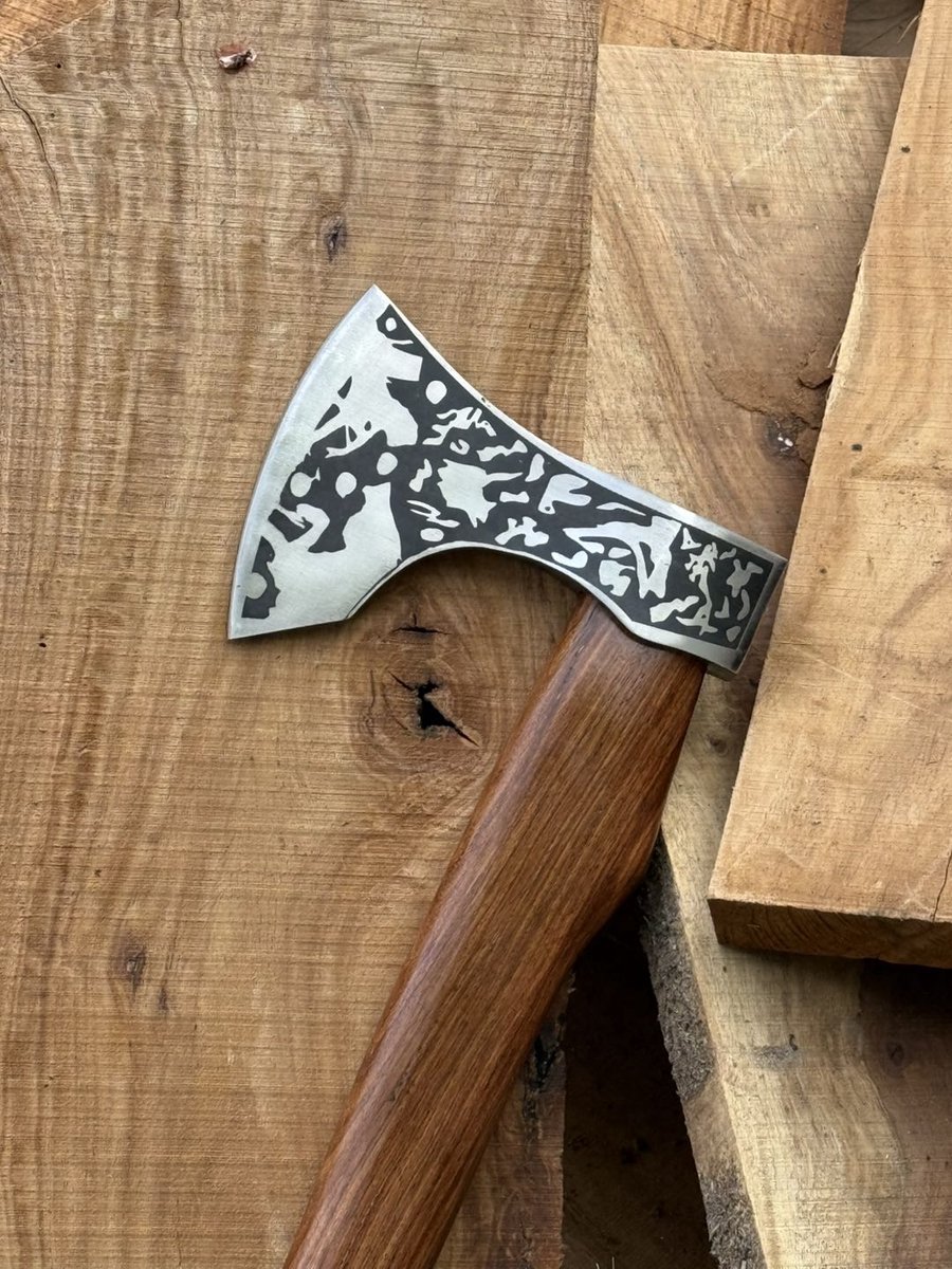 Prachtig afgewerkte bijl in Noorse Viking stijl, zowel handvat als bijlblad zijn afgewerkt