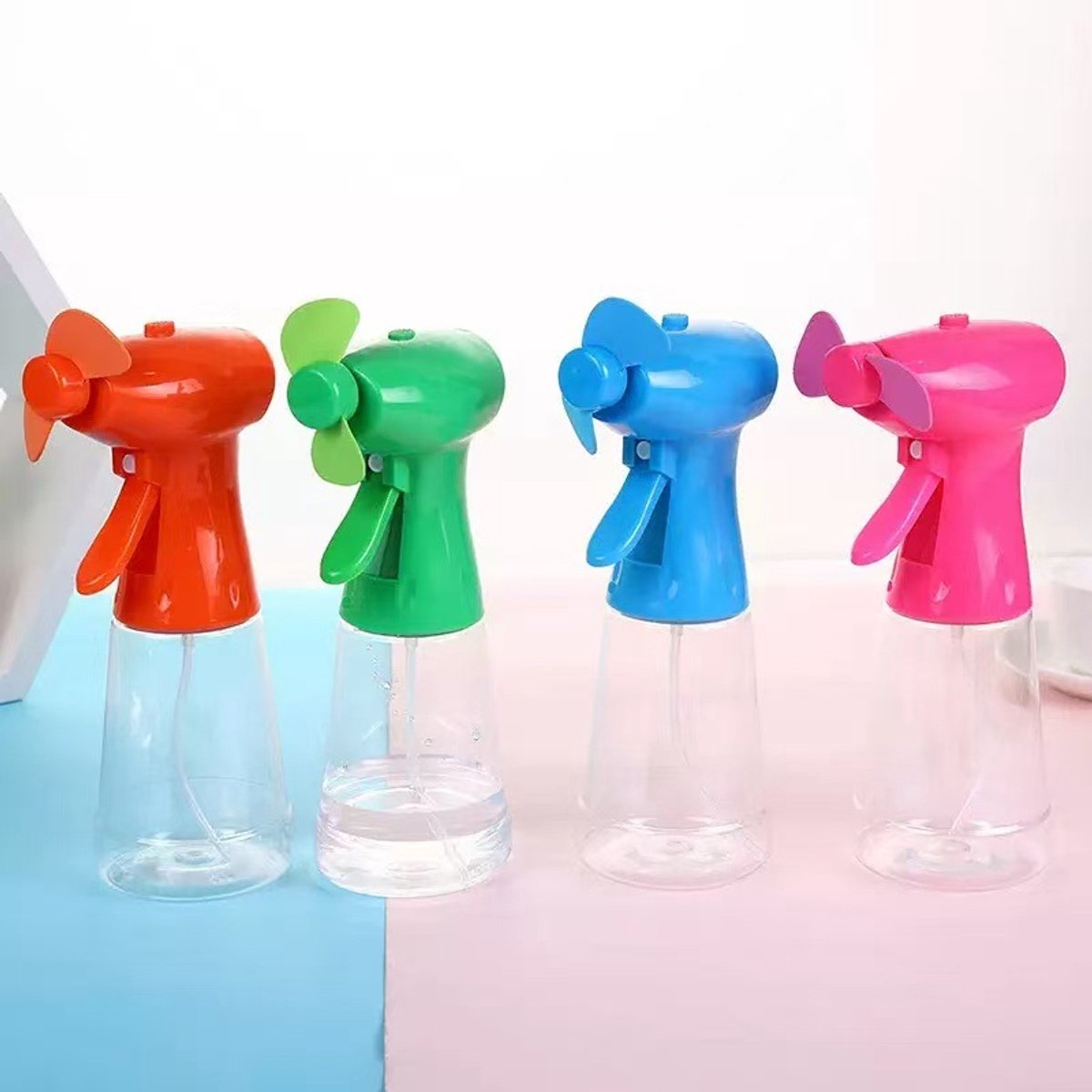 4x draagbare ventilator met sproeifunctie, mini ventilator met waternevel voor verkoeling in de zomer, assorti