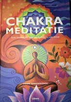 Boek "Chakra Meditatie" met een zittende figuur in meditatiehouding, omringd door chakra-symbolen en bloemen.