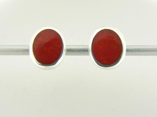 Fijne ovale zilveren oorstekers met rode koraal steen