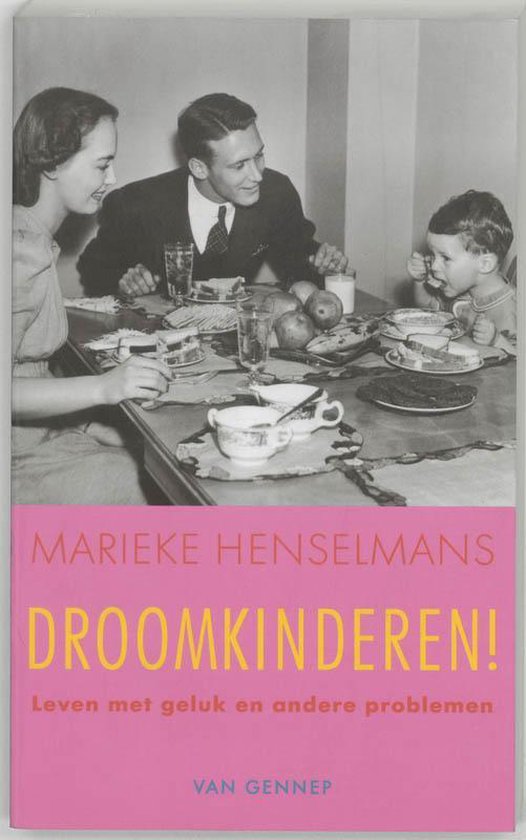 Boek Droomkinderen! met een zwart-witfoto van een gezin aan tafel en de titel in roze letters.