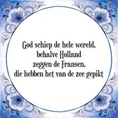 Tegeltje met Spreuk (Tegeltjeswijsheid): God schiep de hele wereld, behalve Holland zeggen de Fransen, die hebben het van de zee gepikt + Kado verpakking & Plakhanger