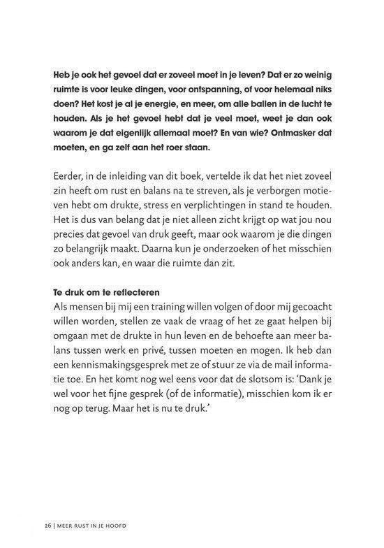 Pagina met tekst over het gevoel te veel te moeten en te weinig ruimte te hebben. Grijze achtergrond met tekst. Nederlands.