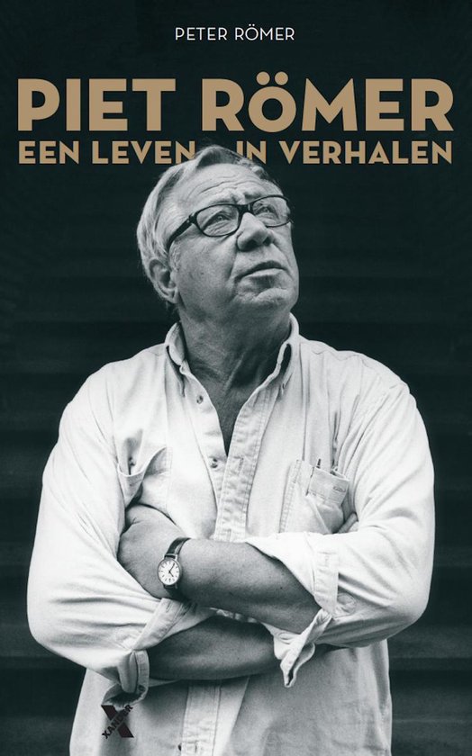 Omslagboek 'Piet Römer. Een leven in verhalen'. Foto van Piet Römer met bril, wit overhemd, armen over elkaar.