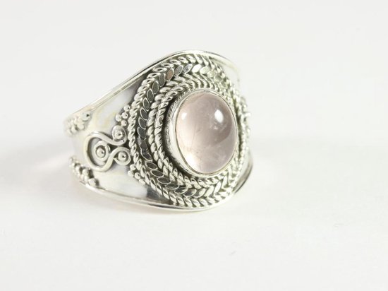 Bewerkte zilveren ring met rozenkwarts