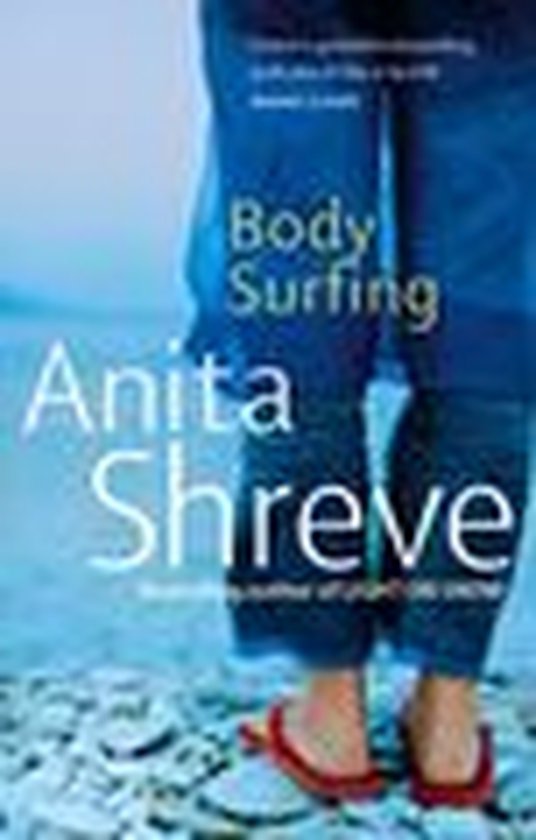 Boek kaft met de titel 'Body Surfing' door Anita Shreve, met op de voorgrond voeten in sandalen op stenen.