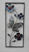 Metalen wanddecoratie vlinder met bloemen omlijst - 33,5 x 80 cm