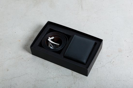 Zwarte riem en portemonnee in geschenkverpakking.