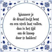 Tegeltje met Spreuk (Tegeltjeswijsheid): Wanneer je de draad kwijt bent en een steek laat vallen, dan is het tijd om de knoop door te hakken! + Kado verpakking & Plakhanger