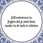 Tegeltje met Spreuk (Tegeltjeswijsheid): Zelfvertrouwen is: Zeggen dat je mooi bent, zonder in de lach te schieten + Kado verpakking & Plakhanger