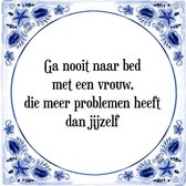 Tegeltje met Spreuk (Tegeltjeswijsheid): Ga nooit naar bed met een vrouw, die meer problemen heeft dan jijzelf + Kado verpakking & Plakhanger