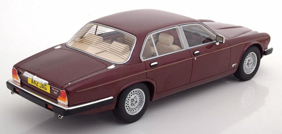 Jaguar XJ SIII Red Metallic '79-'85 Cult Scale Models 1-18 Limited