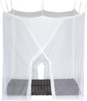 Wit boxmodel klamboe met dubbele opening, hangend boven een donkergrijs matras.