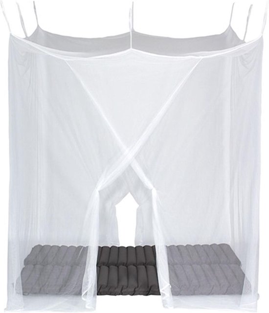Wit boxmodel klamboe met dubbele opening, hangend boven een donkergrijs matras.