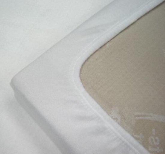 Detailopname van de witte molton topper met beige onderkant. De naad is zichtbaar.