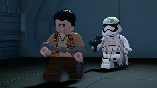 Lego Finn, geboeid met kettingen, staat voor een Lego stormtrooper.