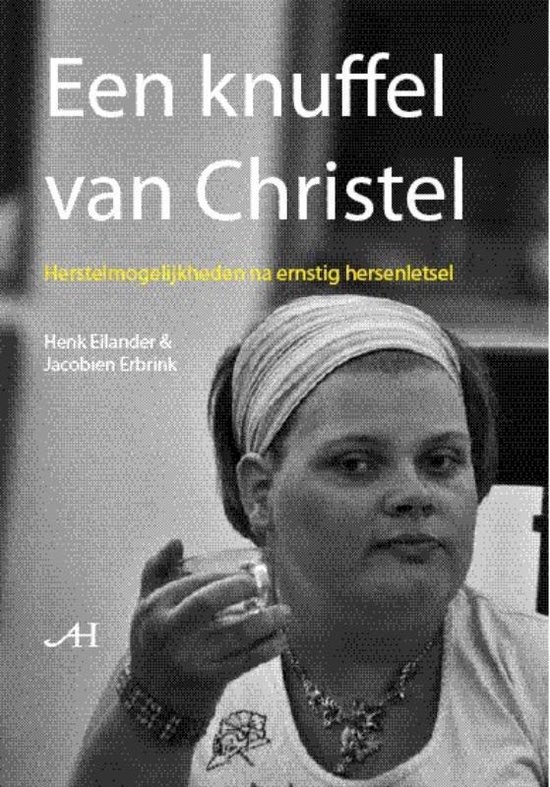 Zwart-wit omslag met een vrouw met een hoofdband en een ketting. Tekst: Een knuffel van Christel. Herstelmogelijkheden na ernstig hersenletsel.
