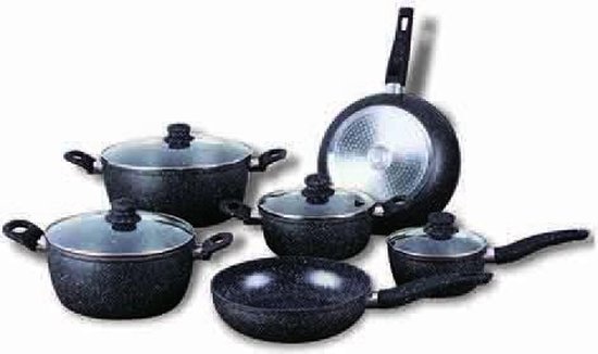 Zwarte pannenset met marmercoating, bestaande uit diverse potten en pannen met glazen deksels.