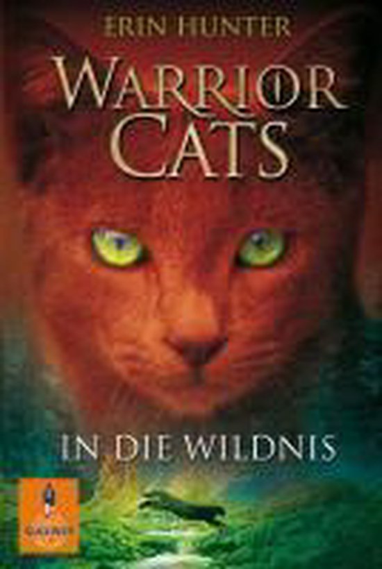 Boekcover van Warrior Cats. Een kat met felgroene ogen kijkt naar je. De titel is In die Wildnis.