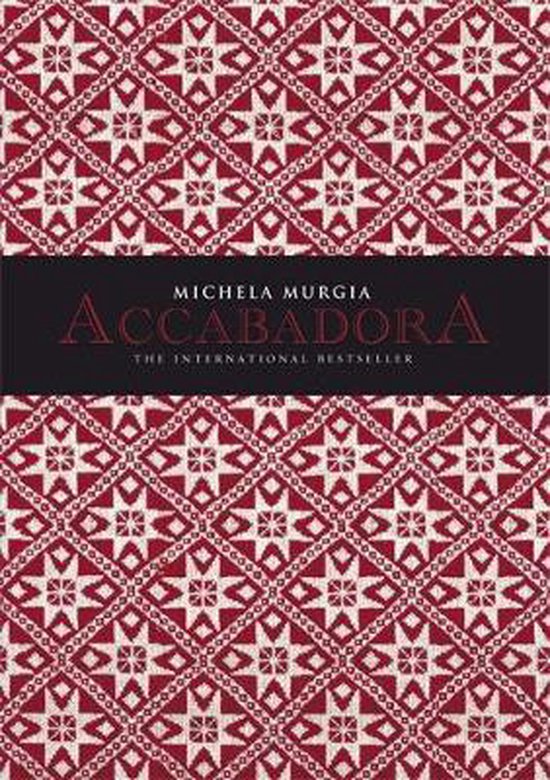 Boekomslag van Accabadora met een rood en wit geometrisch patroon en de tekst 'MICHELA MURGIA ACCABADORA THE INTERNATIONAL BESTSELLER'.
