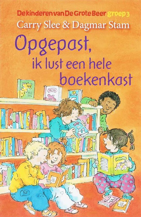 Boekcover met kinderen die boeken uit een bibliotheekrek halen. Titel: Opgepast, ik lust een hele boekenkast.