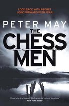 Boek "The Chessmen" van Peter May. Donker omslag met spiegelend meer en roerige lucht. Tekst: "Look back with regret, look forward with fear".