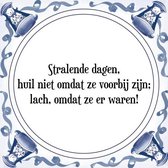 Tegeltje met Spreuk (Tegeltjeswijsheid): Stralende dagen, huil niet omdat ze voorbij zijn; lach, omdat ze er waren! + Kado verpakking & Plakhanger