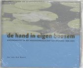 De Hand In Eigen Boezem