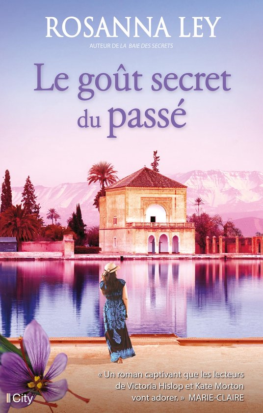Livre "Le goût secret du passé" par Rosanna Ley, avec une femme en robe bleue près d'un palais et d'un plan d'eau.
