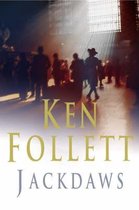 Boek "Jackdaws" van Ken Follett. Silhouetten van mensen in een stationshal bij zonsopgang.