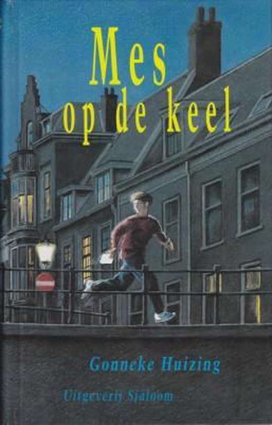 Jongen rent over brug met briefje, tekst: Mes op de keel, Gonneke Huizing, Uitgeverij Sjaloom.