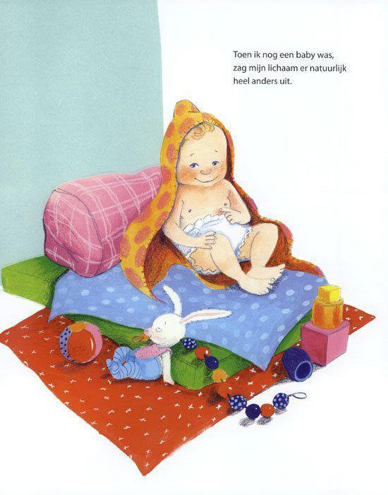 Baby met een gele handdoek met luipaardprint, zittend op kussens met speelgoed.