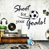 Muursticker met tekst “Shoot for your goals!” - Muursticker met quote - Muursticker voetbal - Muursticker met voetbal - Muursticker voor voetballers - Afmeting L44 x B57 cm