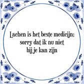 Tegeltje met Spreuk (Tegeltjeswijsheid): Lachen is het beste medicijn; sorry dat ik nu niet bij je kan zijn + Kado verpakking & Plakhanger