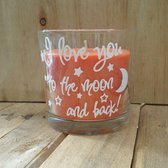 Oranje geur kaars (perziken) met de tekst "I love you to the moon and back."