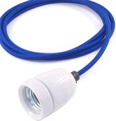 Het Lichtlab No.1 hanglamp met kobalt blauw strijkijzersnoer