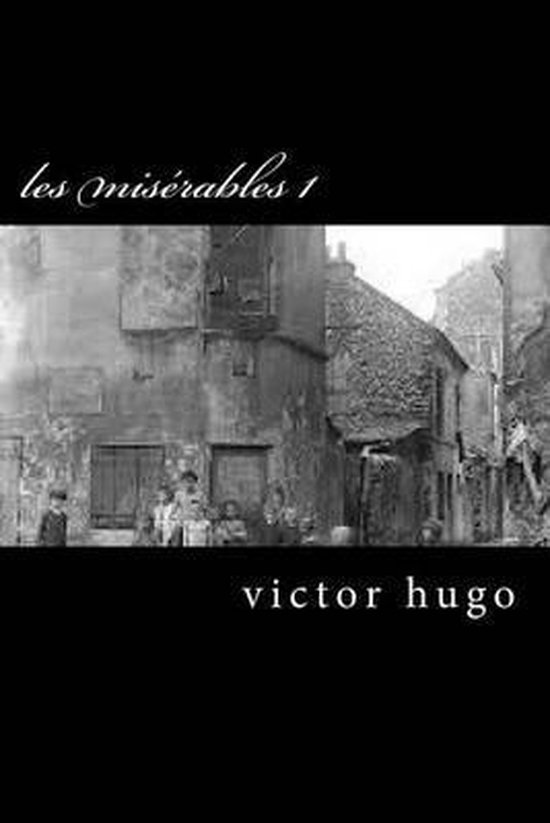 Couverture du livre Les Misérables 1 de Victor Hugo, avec une image en noir et blanc d'un vieux quartier et le texte "les misérables 1 victor hugo".