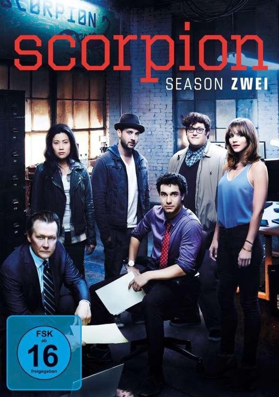 De cast van Scorpion, seizoen twee, met in totaal zeven personen, poserend in een kantoorruimte. De titel 'Scorpion Season Two' is bovenaan te zien.