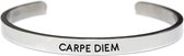 Key Moments 8KM-BM0002 - Stalen open bangle met tekst - carpe diem - one-size - zilverkleurig
