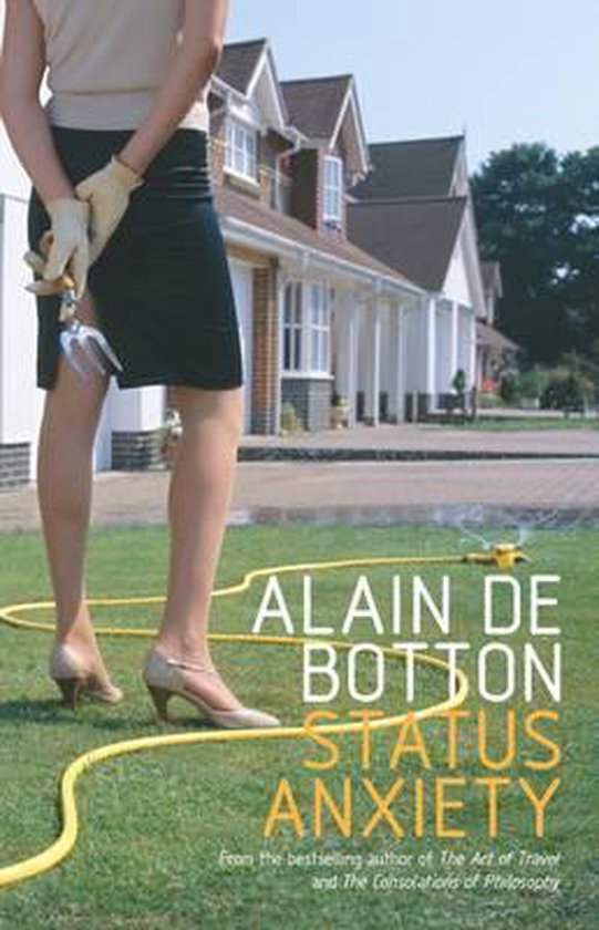 Boek "Status Anxiety" van Alain de Botton. Vrouw in mantelpak met handschoenen op gras bij een huis.